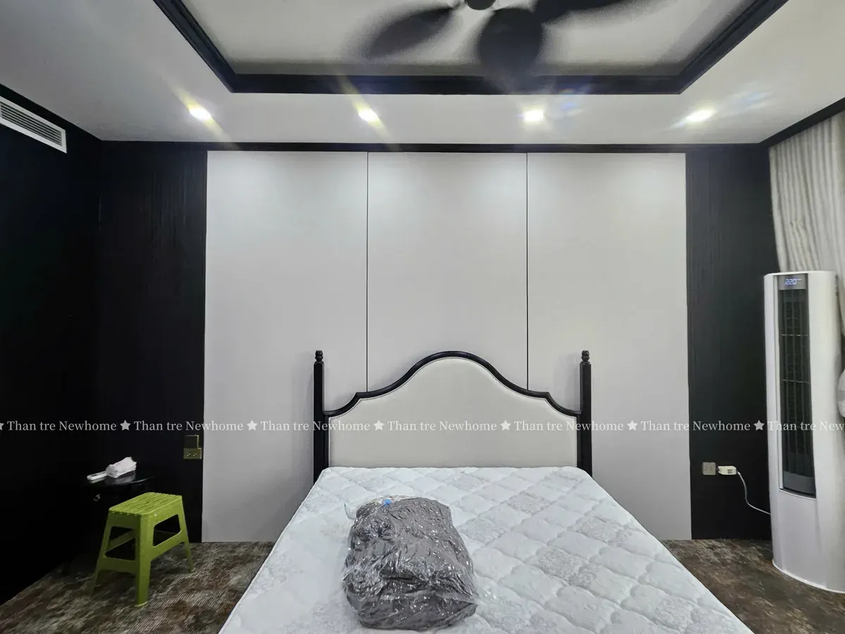 Phòng ngủ ốp tấm than tre trắng, đầu giường kết hợp lam sóng đen