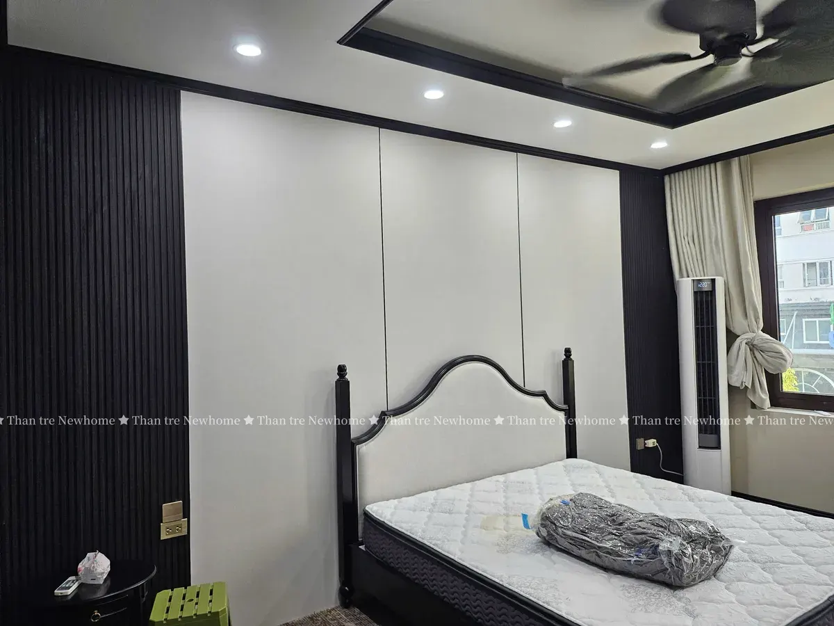 Phòng ngủ ốp tấm than tre trắng kết hợp lam sóng đen, công trình Newhome