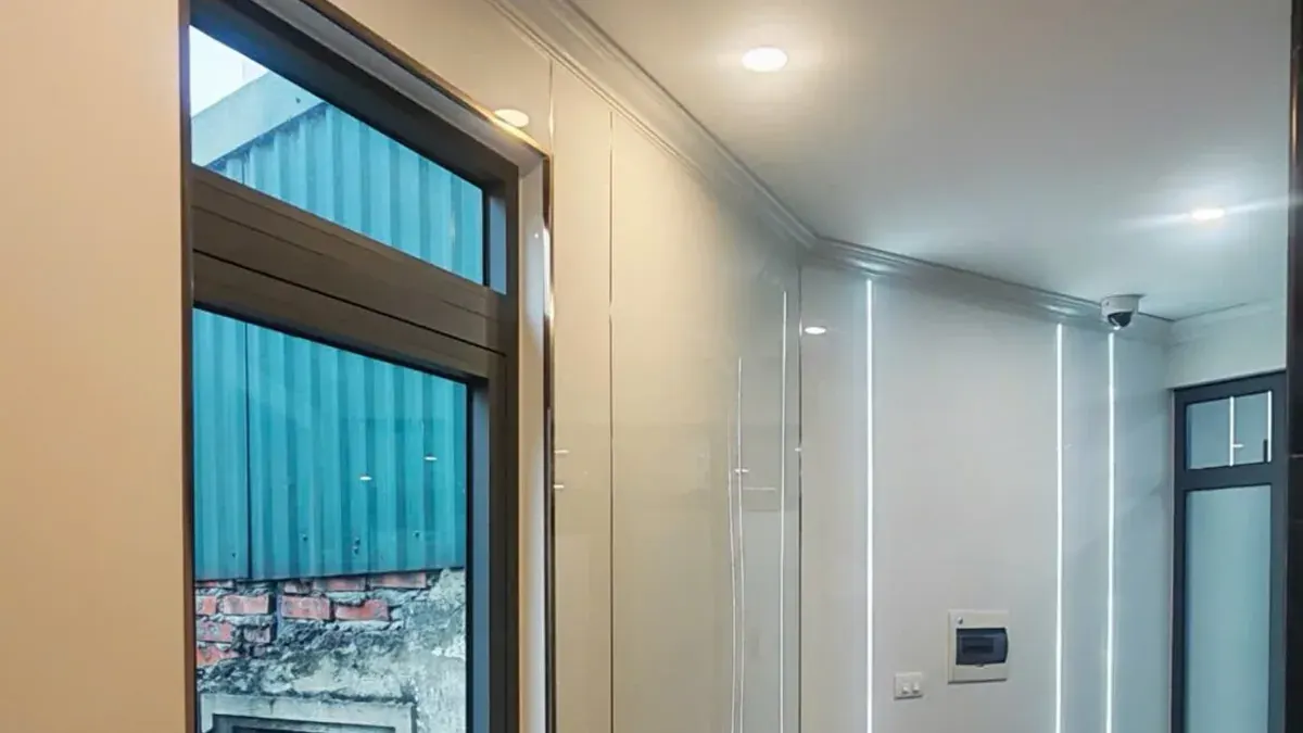 Tường ốp tấm than tre kết hợp nẹp đèn LED