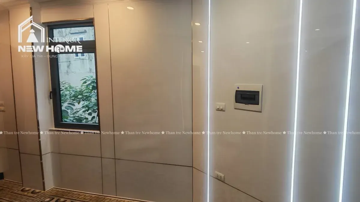 Tường ốp tấm than tre màu be kết hợp đèn LED