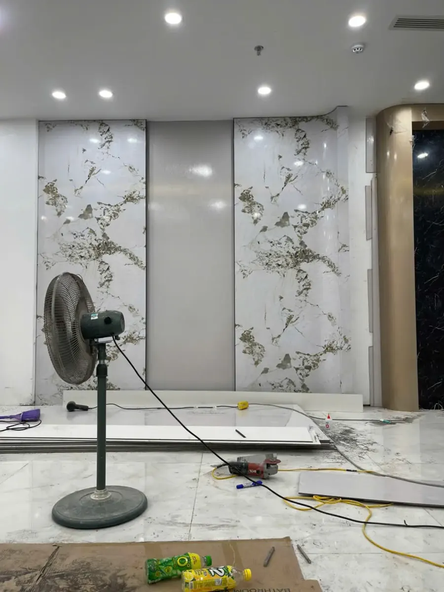 Vách tấm ốp than tre vân đá trắng đang hoàn thiện